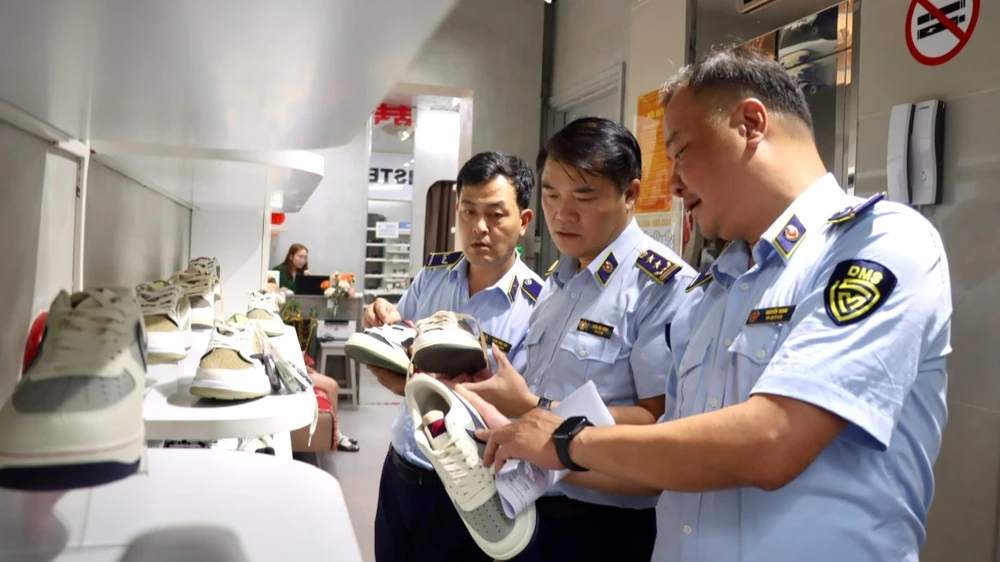 cửa hàng bán hàng giả