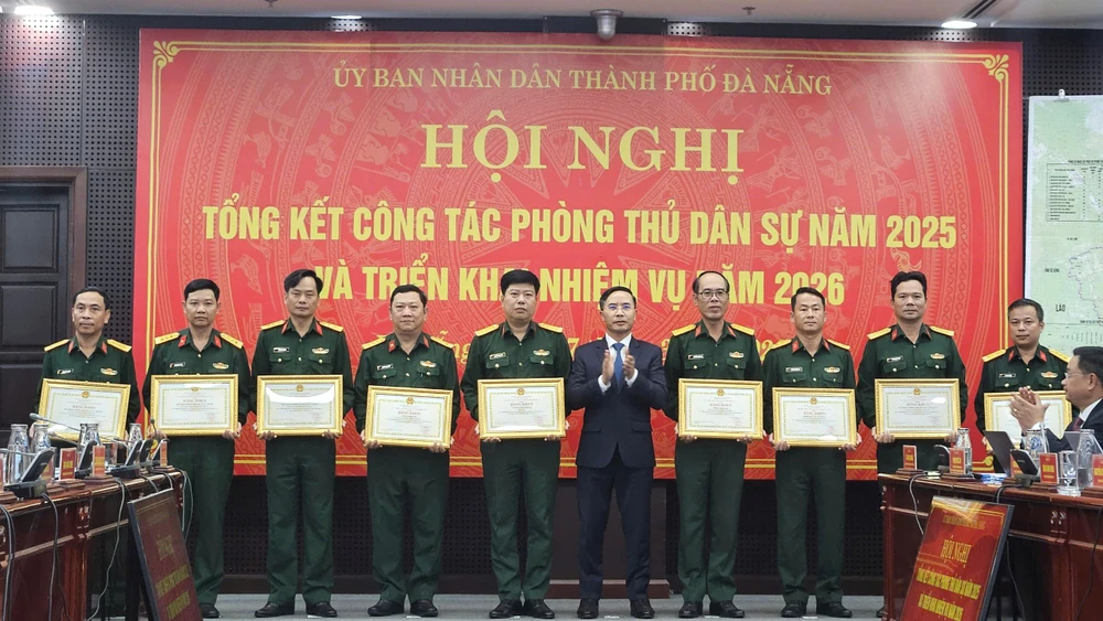 Chủ tịch UBND TP Đà Nẵng Phạm Đức Ấn tặng bằng khen cho các tập thể, cá nhân có thành tích xuất sắc trong công tác PTDS năm 2025. Ảnh: TẤN VIỆT