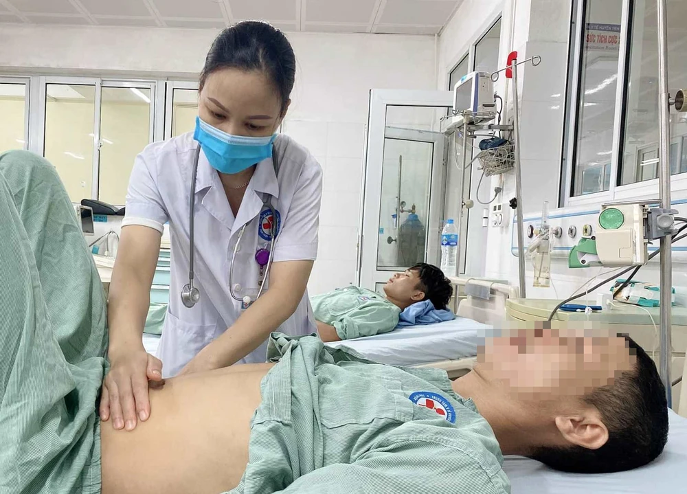 Bệnh nhân nghiện rượu, bị tắc ruột, viêm ruột hoại tử vừa được cứu sống. (Ảnh: Trung tâm Y tế huyện Tiên Yên)