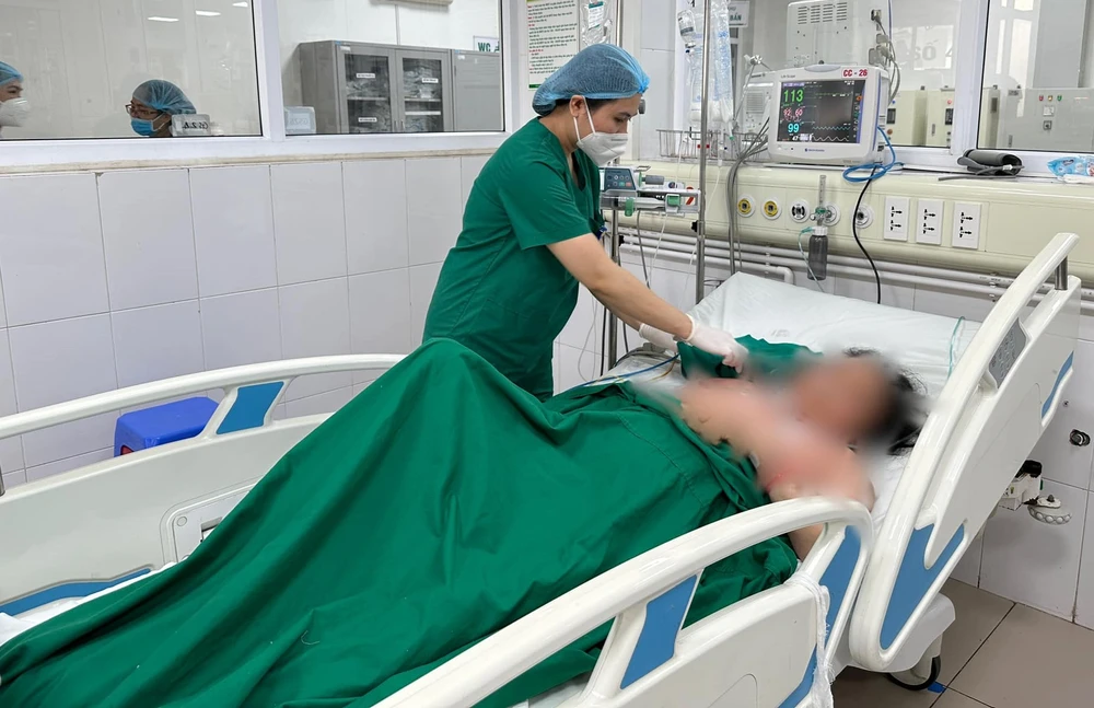 sốc nhiễm khuẩn do cá trê đâm vào tay.jpg