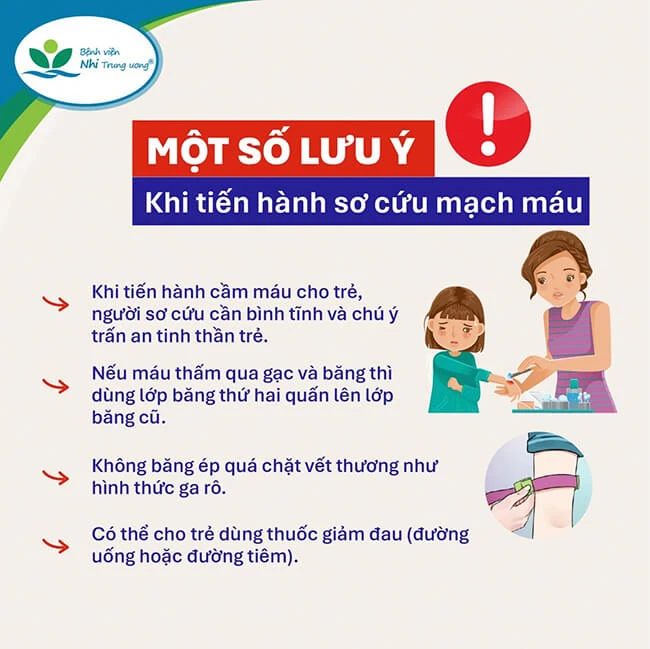 bé trai bị mảnh kính cắt đứt mạch máu.jpg