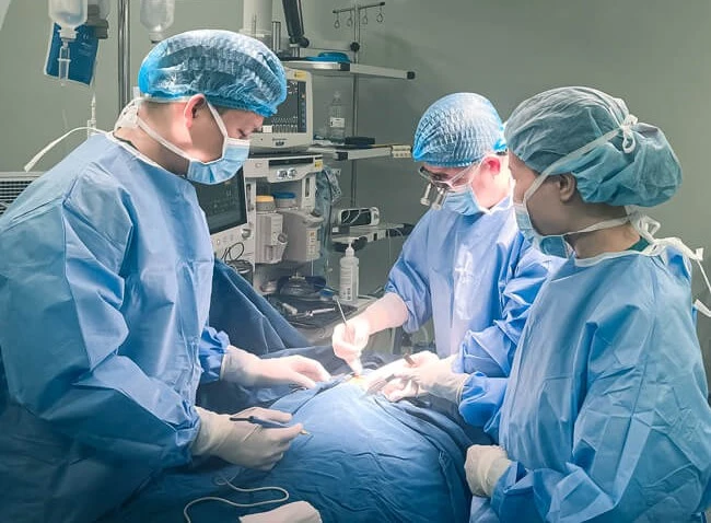 kính cắt đứt mạch máu.jpg