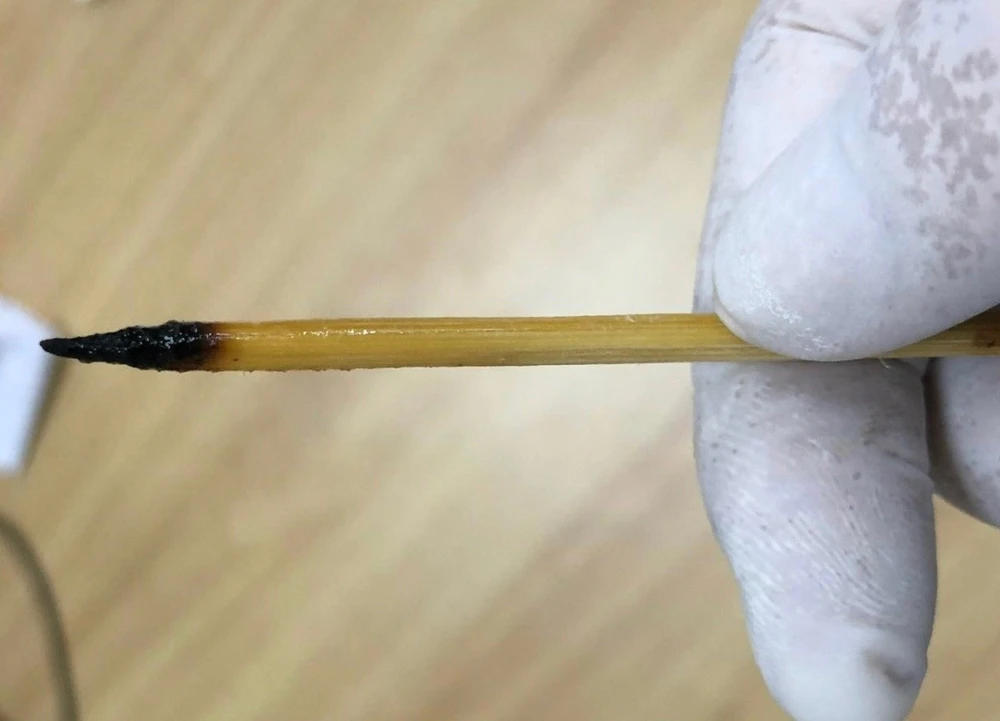 que xiên đâm xuyên lưỡi.jpg