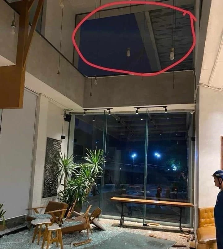 the coffee house vỡ kính.png