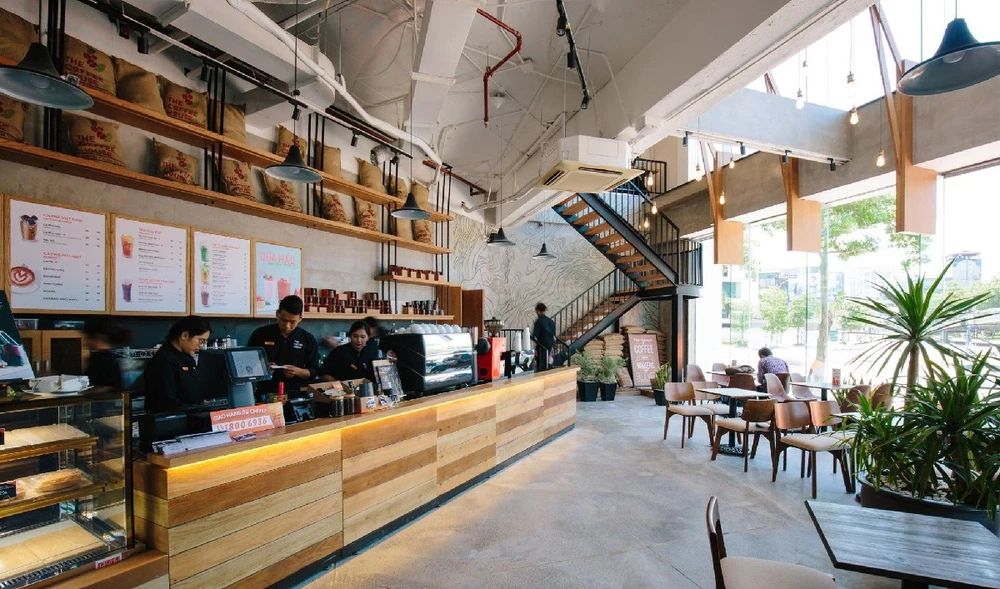 Nữ bác sĩ bị kính rơi vào người ở the coffee house.jpg