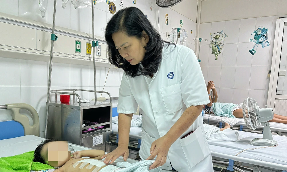 bé gái bị xe công nông cán qua người.png