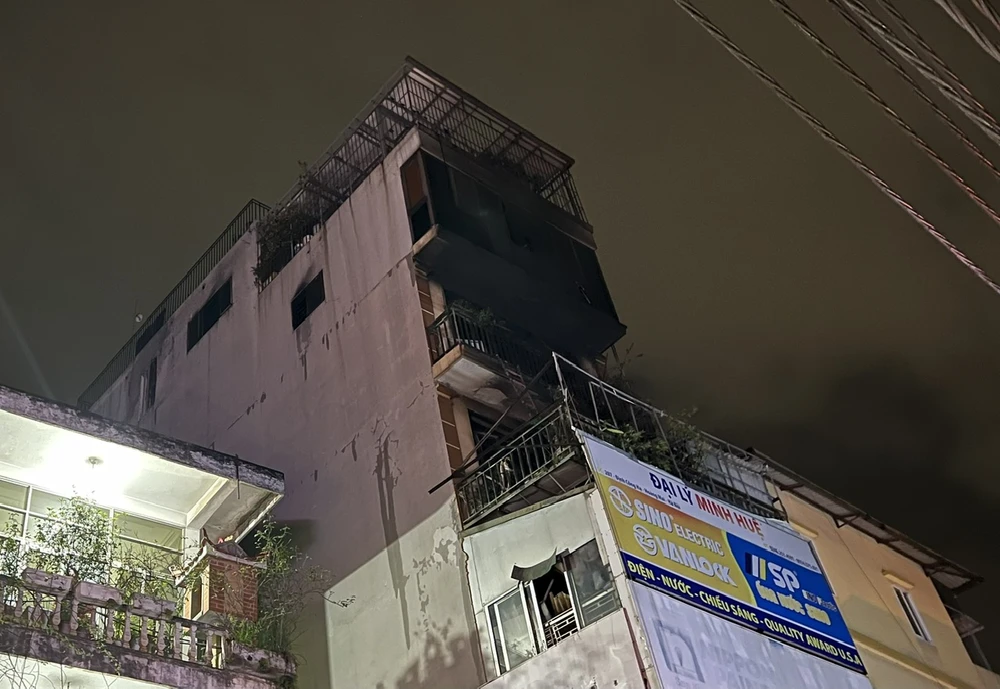 Căn nhà bị cháy ở trên cao khiến công tác cứu hộ gặp nhiều khó khăn. Ảnh: THANH THANH