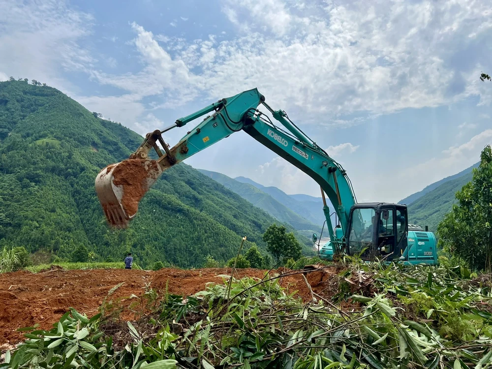 Các đơn vị đang giải phóng mặt bằng, chuẩn bị xây dựng khu tái định cư Kho Vàng. Ảnh: THANH THANH