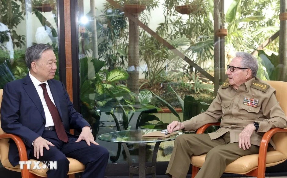 Trong chương trình thăm cấp Nhà nước tới Cuba, sáng 27-9 (giờ địa phương), Tổng Bí thư, Chủ tịch nước Tô Lâm gặp Lãnh tụ Cách mạng Cuba, Đại tướng Raúl Castro Ruz. Ảnh: TTXVN