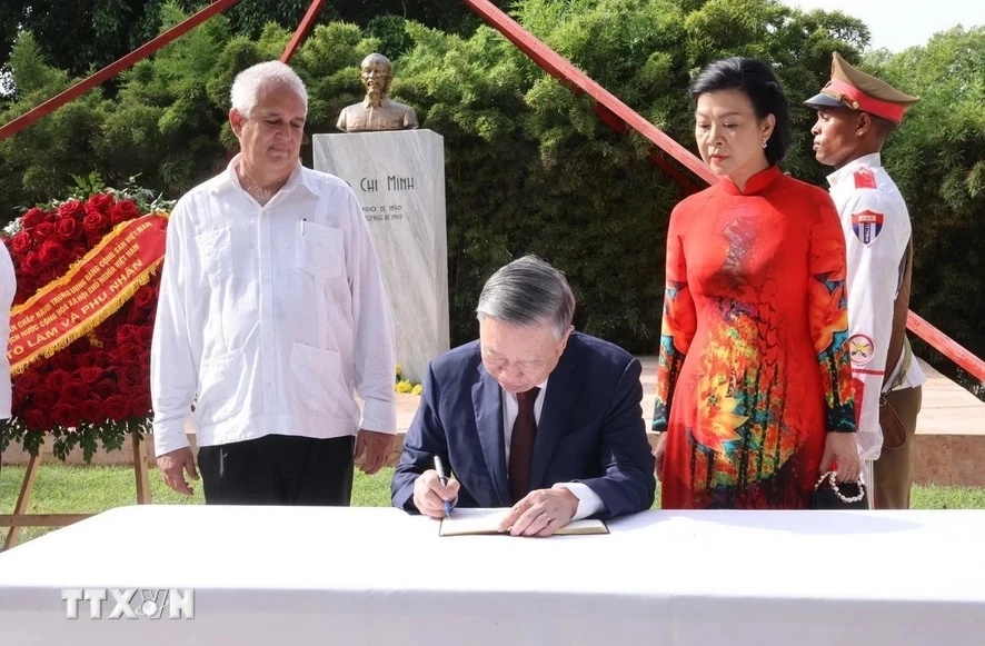 Tổng Bí thư, Chủ tịch nước Tô Lâm ghi lưu bút tại Công viên Hồ Chí Minh ở Thủ đô La Habana. Ảnh: TTXVN