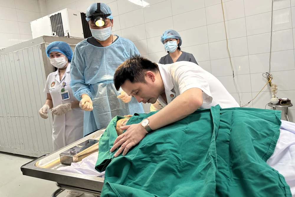 Trong khoảnh khắc đớn đau khi mất mẹ, bác sĩ Trung đã mạnh mẽ gác nỗi đau ấy sang một bên để thực hiện di nguyện cuối cùng của bà. Ảnh: BVCC