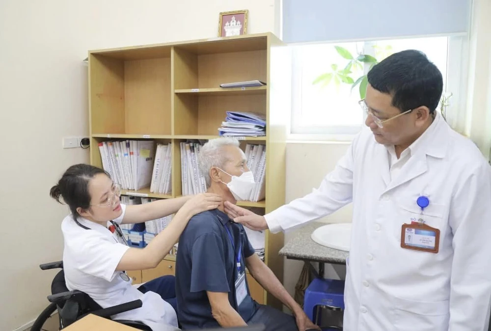 kính rơi vào người ở The Coffee House 1.jpg