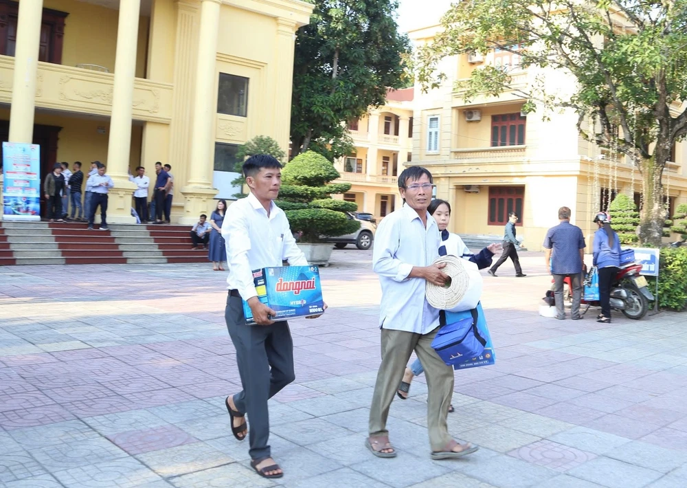 cùng ngư dân thắp sáng đèn trên biển 001.jpg