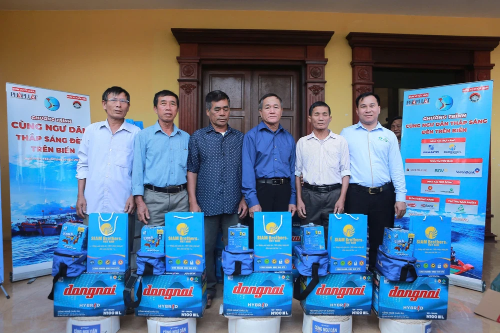 cùng ngư dân thắp sáng đèn trên biển 004.jpg