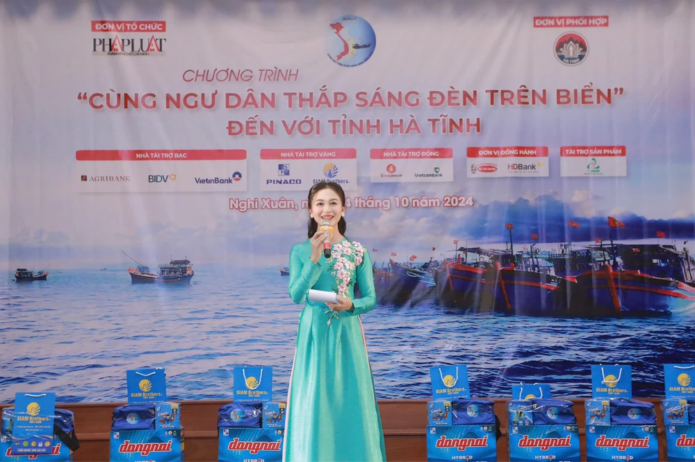 cùng ngư dân thắp sáng đèn trên biển 004.jpg