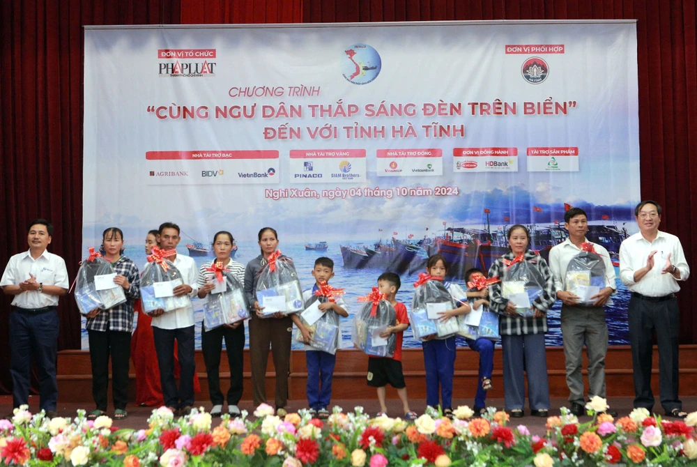 cùng ngư dân thắp sáng đèn trên biển 08.jpg