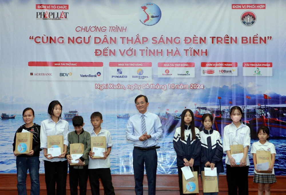 cùng ngư dân thắp sáng đèn trên biển 09.jpg