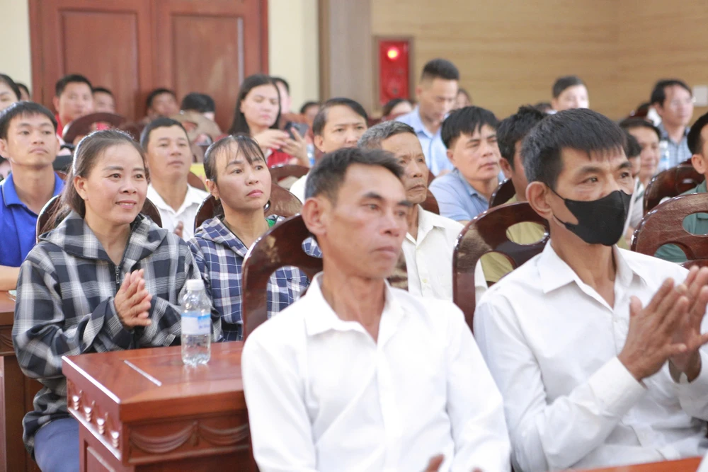 cùng ngư dân thắp sáng đèn trên biển 10.jpg