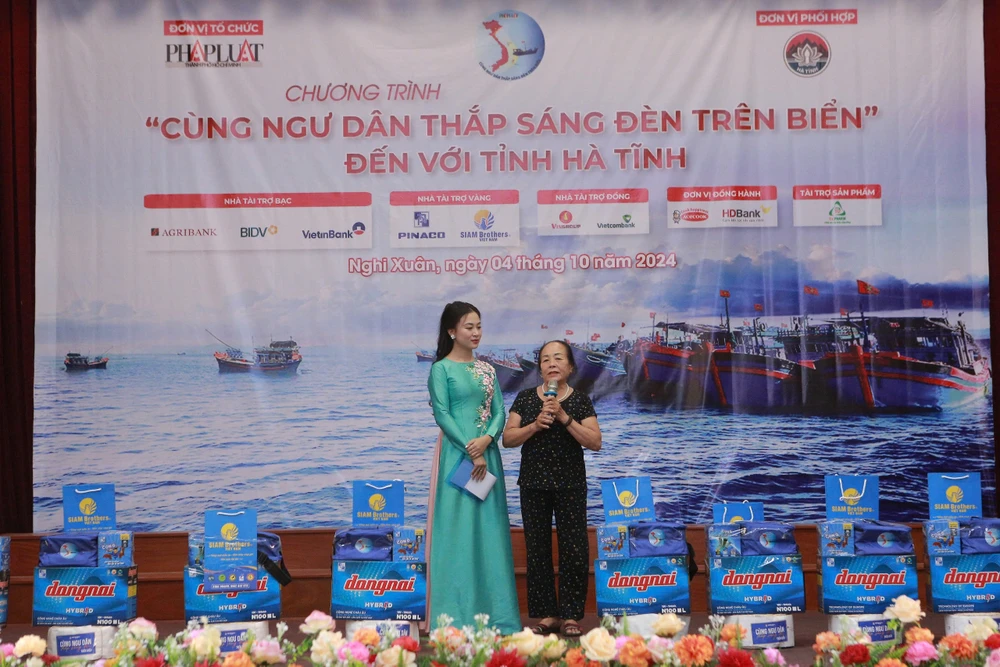 cùng ngư dân thắp sáng đèn trên biển 11.jpg