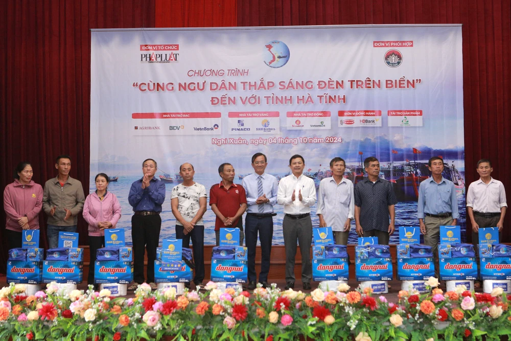 cùng ngư dân thắp sáng đèn trên biển 13.JPG