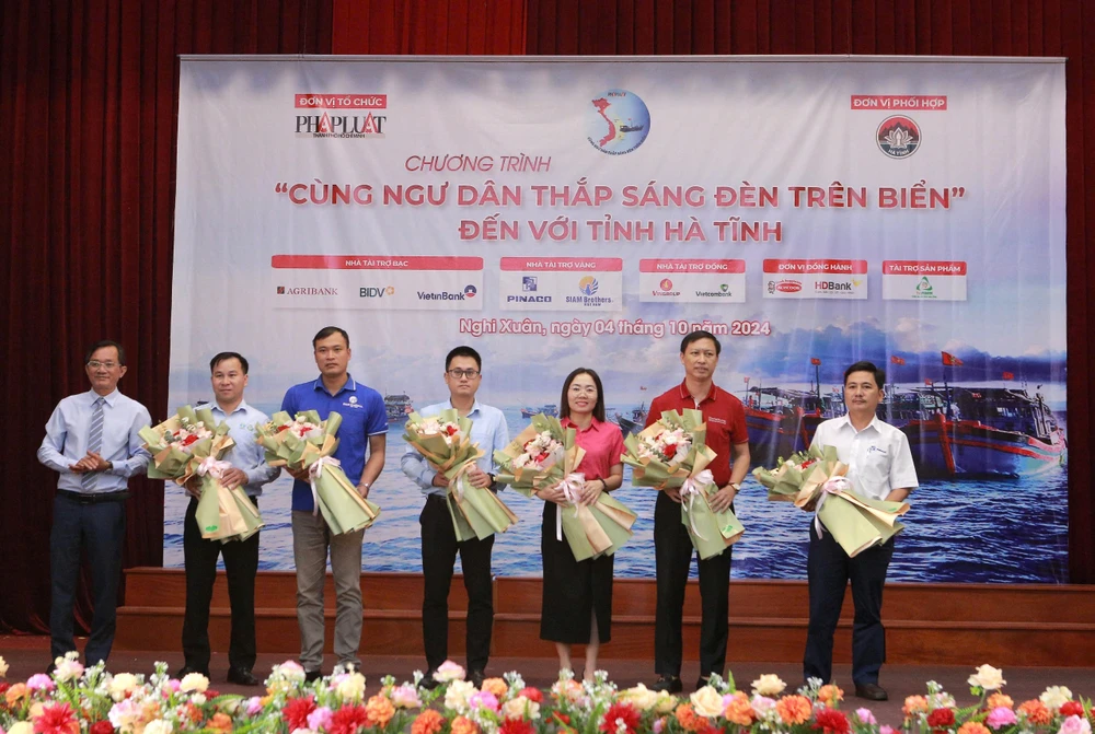 Cùng ngư dân thắp sáng đèn trên biển