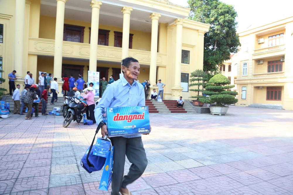 Ngư dân tỉnh Hà Tĩnh phấn khởi khi nhận được những món quà thiết thực, ý nghĩa từ chương trình. Ảnh: NGUYỄN VỮNG