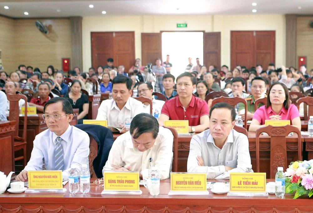 cùng ngư dân thắp sáng đèn trên biển 5 000.jpg