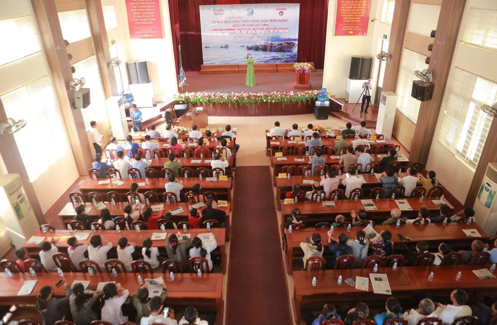 Cùng ngư dân thắp sáng đèn trên biển