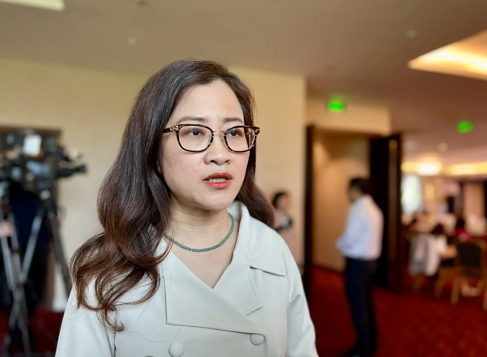 người bệnh mua thuốc ngoài.jpg