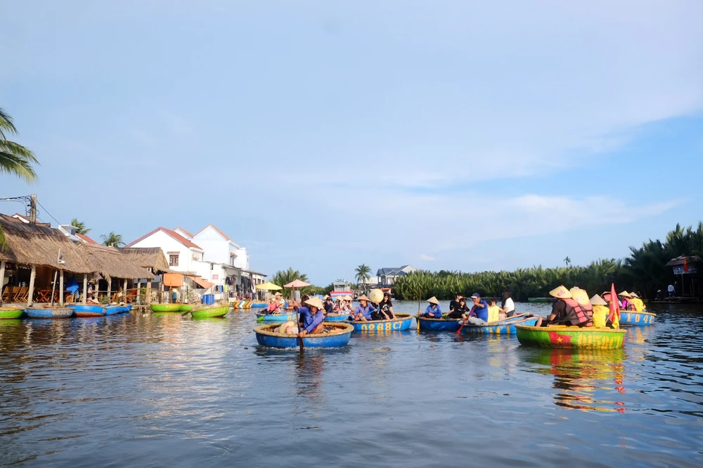 Ít ai ngờ rằng, giữa một phố Hội vốn nổi tiếng với những kiến trúc cổ xưa, thâm trầm, lại xuất hiện một khu rừng dừa độc đáo, ven những ngôi nhà mái thấp được lợp hoàn toàn bằng lá dừa, mang đậm sắc màu của miền sông nước.