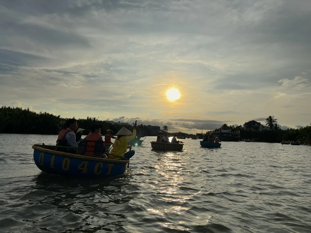 Tham quan rừng dừa Bảy Mẫu vào cuối chiều, nếu may mắn, du khách sẽ được ngắm hoàng hôn vàng rực trên sông Thu Bồn.