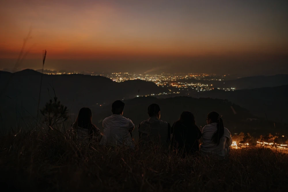 Bạn Thu Huế tâm sự: "Giờ đây khi đã về lại Thủ đô, tâm hồn tôi vẫn còn lảng vảng đâu đó ở đỉnh đồi Phượng Hoàng. Chuyến đi tranh thủ cuối tuần thật chớp nhoáng nhưng đọng lại trong tôi là nhiều hồi ức về tiếng cười vui, ảnh đẹp và một ít cỏ cháy vẫn còn vương trên chiếc áo bông tại đây..".