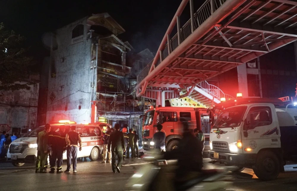 cháy quán cà phê