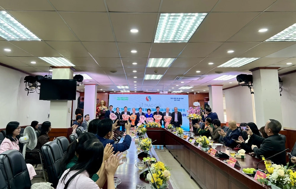 Cùng giữ màu xanh của biển