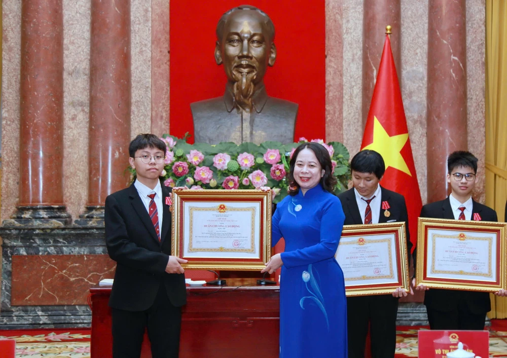 Phó Chủ tịch nước trao tặng Huân chương lao động cho học sinh. Ảnh: MOET