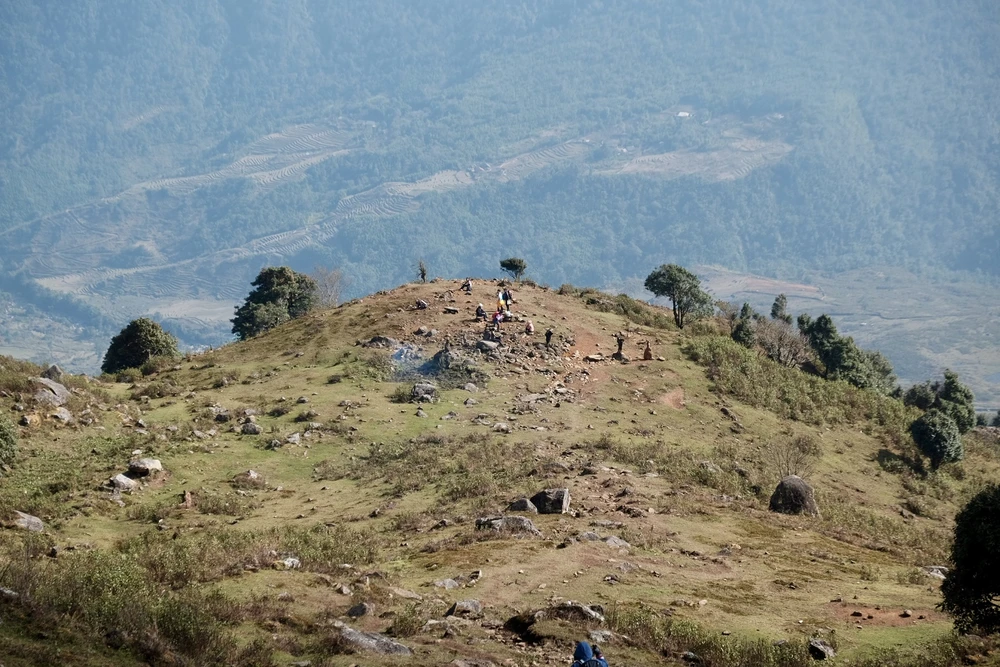Nếu muốn trekking ở đỉnh núi này, du khách thường di chuyển đến thị trấn Sa Pa, đi tiếp tới xã Dền Sáng rồi mới đến bản Nhìu Cồ San. Cung đường cuối cùng từ Dền Sáng đến Nhìu Cồ San chưa đầy 10 km, nhưng có nhiều đá và dốc cao nên du khách thường thuê người dân địa phương chở để đảm bảo an toàn.