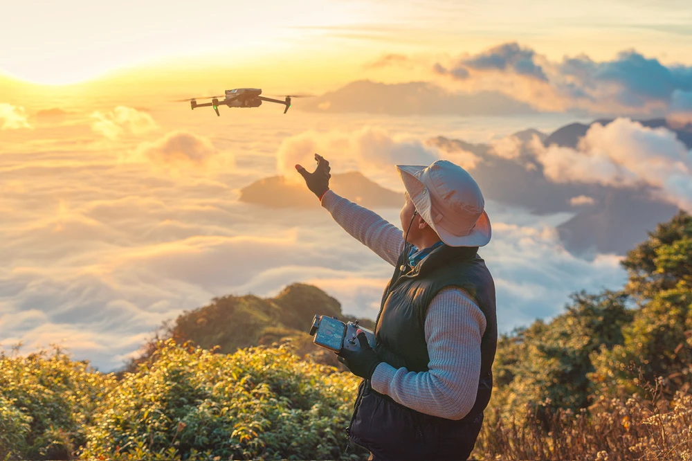 Từ đỉnh Nhìu Cồ San, phóng tầm mắt xa hơn ra xung quanh, du khách có thể thấy cả đỉnh Bạch Mộc Lương Tử, Lảo Thẩn...