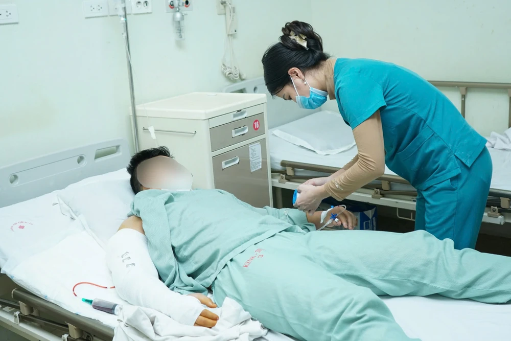 gãy xương vì chơi vật tay