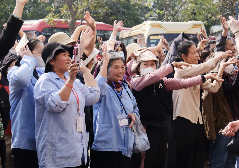 Nhiều bệnh nhân phấn khởi, xúc động khi được xe đón tại ngay bệnh viện, đưa về tận quê. Ảnh: TT