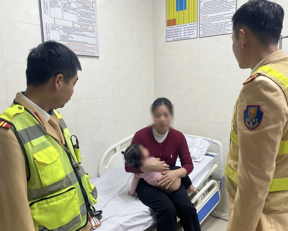 CSGT dùng xe đặc chủng đưa bé 2 tuổi đang co giật đi cấp cứu