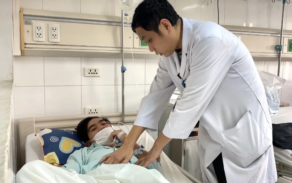 vỡ đại tràng do bị dùng máy áp lực cao xịt vào hậu môn