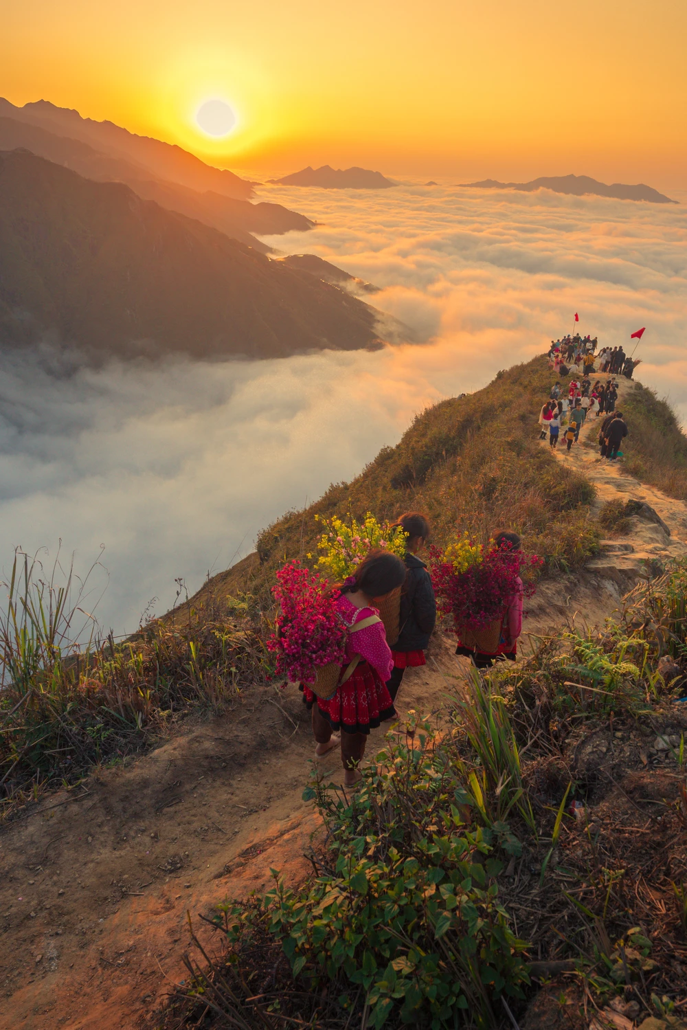 Địa hình Tà Xùa là những đoạn đường hẹp, dốc, hai bên là vực sâu hàng trăm mét. Du khách có thể di chuyển đến đây bằng xe máy hoặc ô tô.