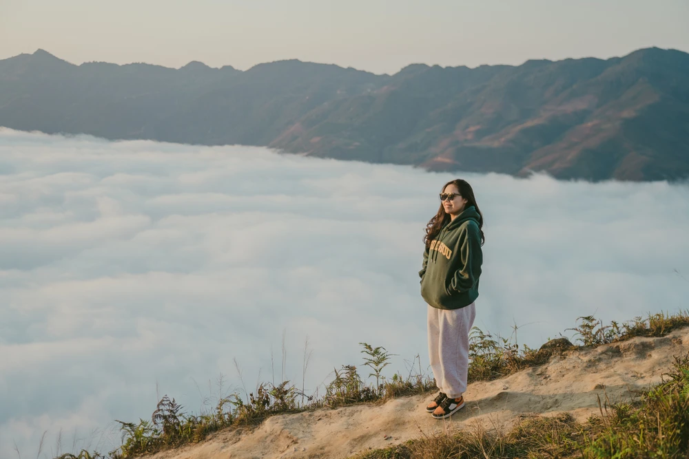 Tà Xùa thực sự hấp dẫn khi sở hữu những núi mây bay cuồn cuộn, bồng bềnh, chồng lên nhau tầng tầng lớp lớp. Ngắm bình minh hay hoàng hôn ở Tà Xùa đều là một trải nghiệm nhiều người thích thú.