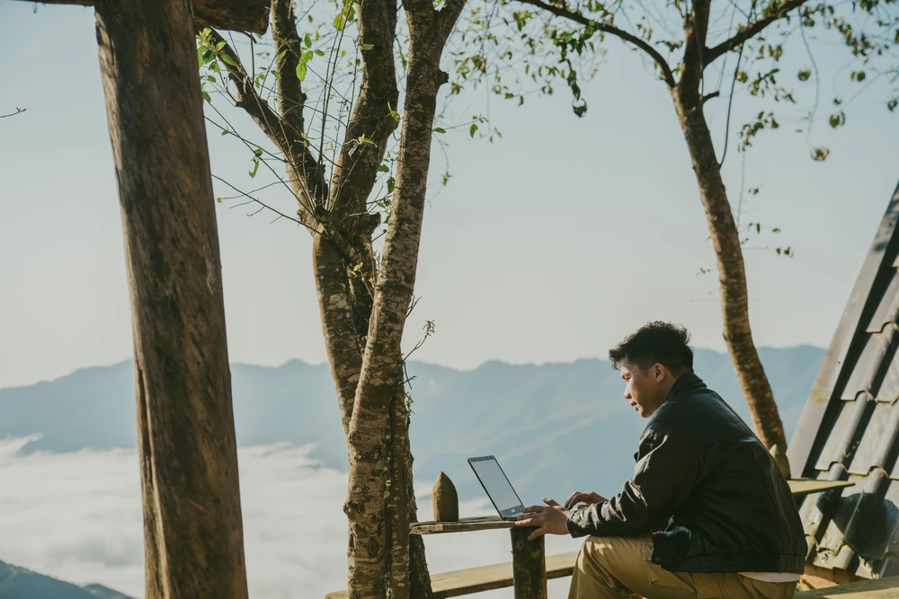 Trong khu vực Tà Xùa có khoảng 20 homestay và nhà nghỉ, giá dao động từ 200.000 đồng đến 1 triệu đồng một đêm. Anh Dương Dũng, một nhiếp ảnh gia đến từ Hà Nội, đã dành một ngày một đêm để săn mây, săn dải ngân hà ở Tà Xùa. Tổng chi phí chuyến đi của anh là khoảng 900.000 đồng.