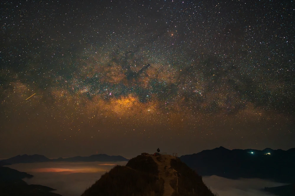 Khoảnh khắc đứng trên sườn núi lúc bình minh chưa ló dạng, nhìn thấy toàn cảnh thiên nhiên: bên dưới là biển mây tràn ngập sườn núi, đường chân trời phía xa và cả một bầu trời sao là khoảnh khắc tưởng như chỉ có trong phim.