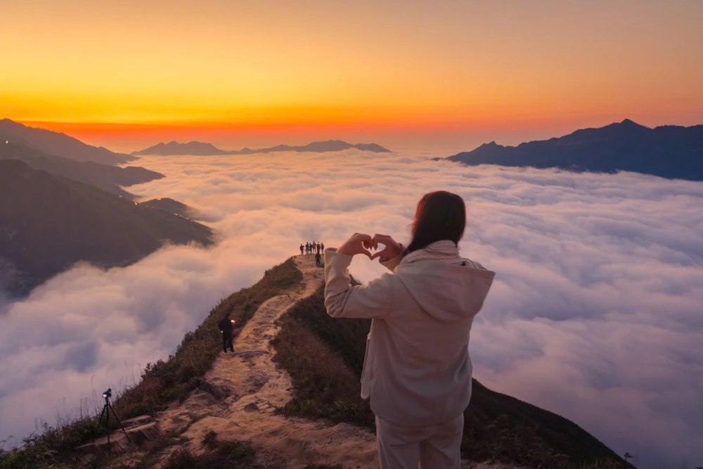 Khi mặt trời ở Tà Xùa khuất dần sau những dãy núi, nhường chỗ cho mặt trăng, thứ ánh sáng ít ỏi còn sót lại rực đỏ tỏa lên biển mây tạo nên khung cảnh vừa lãng mạn, vừa huyền ảo, đủ để chinh phục trái tim của những lữ khách khó tính nhất.