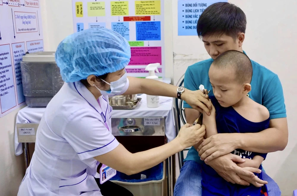 tiêm vaccine sởi