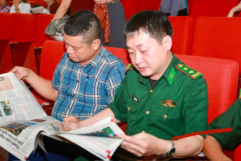 Cùng ngư dân thắp sáng đèn trên biển