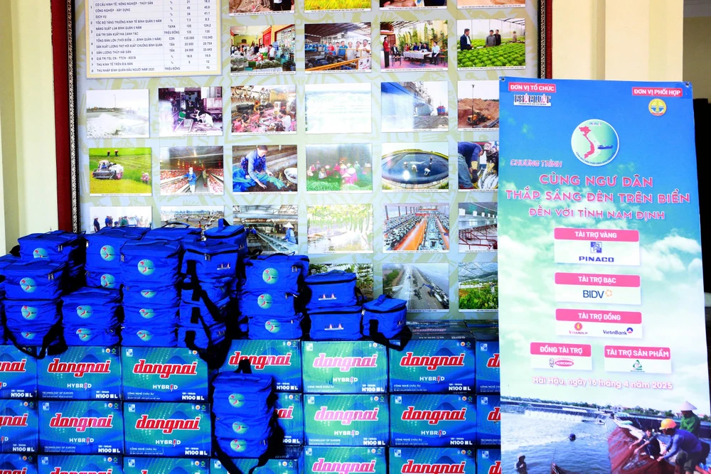 cùng ngư dân thắp sáng đèn trên biển 5.jpg