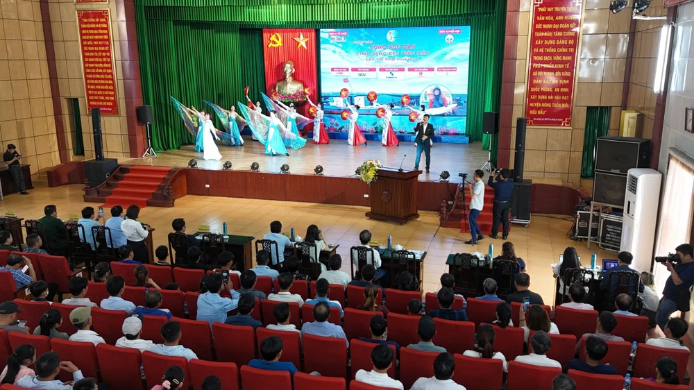 Toàn cảnh chương trình "Cùng ngư dân thắp sáng đèn trên biển" tại Nam Định chiều 16-4.